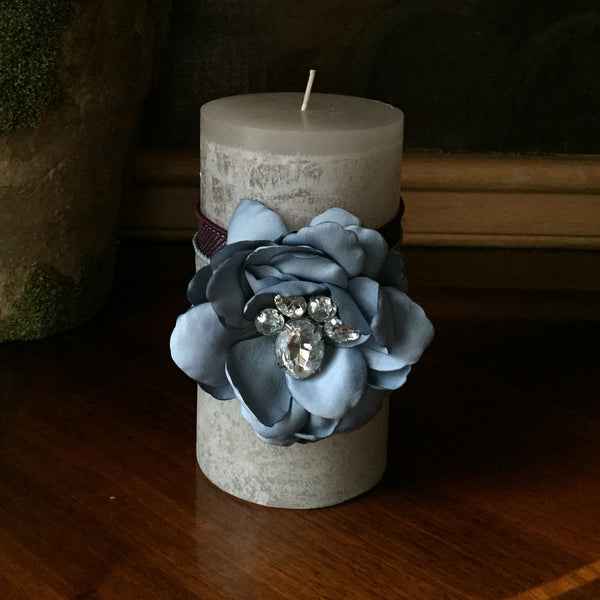 SK COLLECTION - Candle "Burlap & Silk Flowers" - Blue on Lt. Brown Pillar Wax Candle